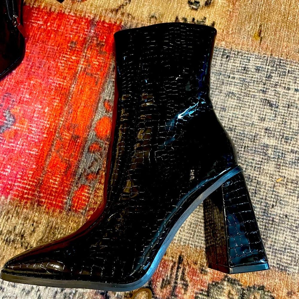 Black Boots NWOT size 9 - Nasty Gal